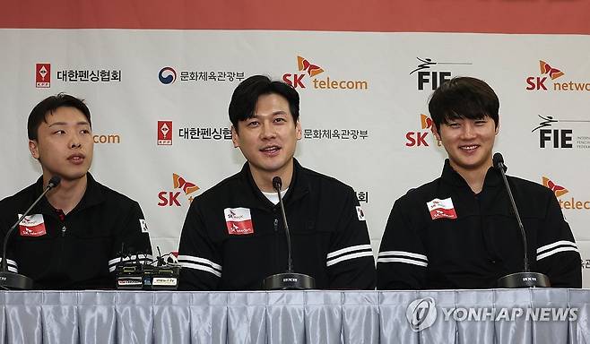 답변하는 구본길 (서울=연합뉴스) 서명곤 기자 = 30일 서울 송파구 올림픽파크텔에서 열린 '2025 서울 SK텔레콤 국제그랑프리' 미디어데이에서 구본길이 취재진의 질문에 답하고 있다. 왼쪽부터 박상원, 구본길, 오상욱.  2025.4.30 seephoto@yna.co.kr