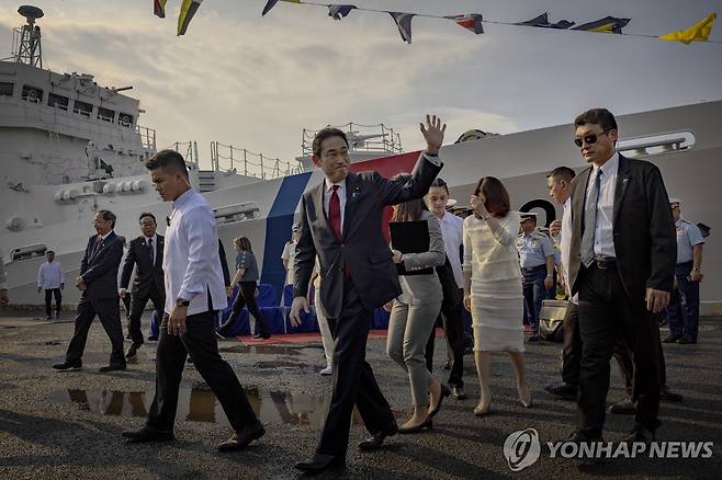 필리핀 해경선을 둘러보는 일본 총리 2023년 11월 4일(현지시간) 필리핀 마닐라의 필리핀 해경 본부에서 기시다 후미오 당시 일본 총리가 일본이 필리핀에 지원해준 대형 해경선 테레사 마그바누아호를 둘러보고 있다. 
[EPA 연합뉴스 자료사진. 재판매 및 DB 금지]
