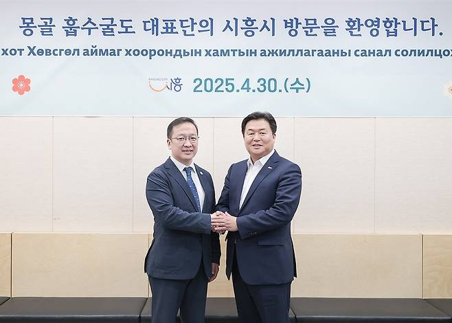 몽골 흡수굴의 바트에르덴 국회의원(왼쪽)과 임병택 시흥시장 [시흥시 제공. 재판매 및 DB 금지]