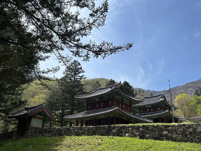 사적 '평창 오대산 사고'      (평창=연합뉴스) 김예나 기자 = 강원 평창군 진부면에 있는 사적 '평창 오대산 사고(史庫)' 모습. 사고는 조선왕조실록 등 국가의 중요한 서적을 보관하는 서고로, 한국전쟁으로 모두 불에 탔으나 1992년에 다시 지었다 2025.4.30
    yes@yna.co.kr