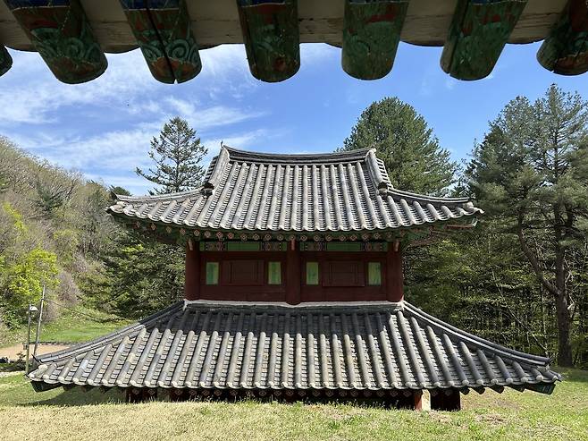 오대산 사고 선원보각에서 바라본 사각      (평창=연합뉴스) 김예나 기자 = 강원 평창군 진부면에 있는 사적 '평창 오대산 사고(史庫)' 선원보각 건물에서 바라본 사각((史閣). 사고는 조선왕조실록 등 국가의 중요한 서적을 보관하는 서고로, 한국전쟁으로 모두 불에 탔으나 1992년에 다시 지었다. 2025.4.30
    yes@yna.co.kr