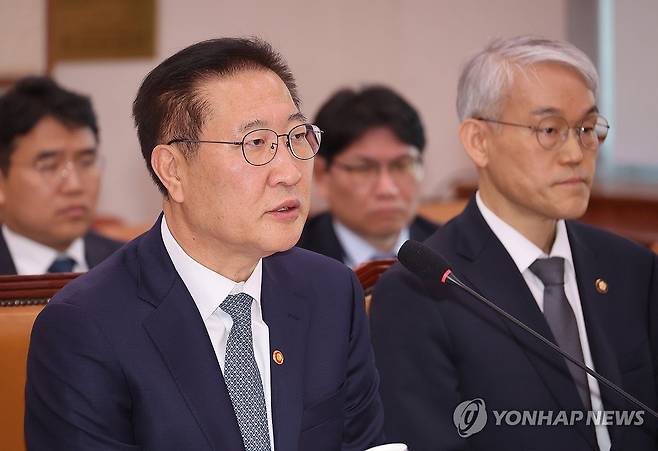 답하는 박성재 법무부 장관 (서울=연합뉴스) 박동주 기자 = 30일 서울 여의도 국회에서 열린 법제사법위원회 전체회의에서 박성재 법무부 장관이 의원 질의에 답하고 있다. 2025.4.30 pdj6635@yna.co.kr