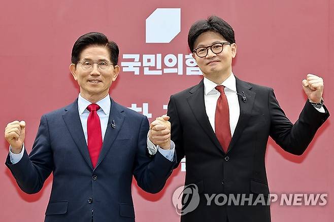 김문수·한동훈, 국민의힘 결선 진출 (서울=연합뉴스) 국민의힘 대선 최종 경선에 진출한 김문수(왼쪽)·한동훈 후보. 사진은 지난 23일 열린 2차 경선 토론회 미디어데이에 참석한 김문수·한동훈 후보. 2025.4.29 [연합뉴스 자료사진] utzza@yna.co.kr