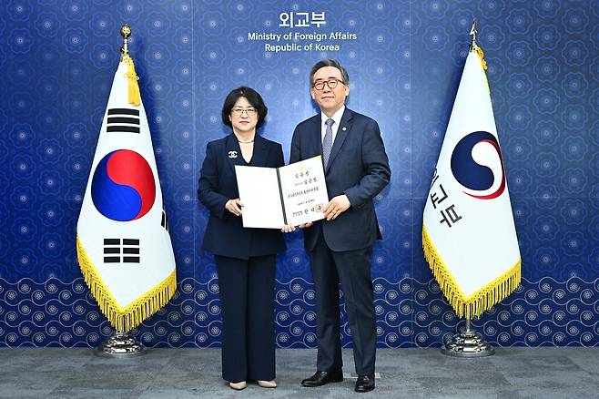 김은정 신임 주프랑크푸르트 총영사와 조태열 외교부 장관 [외교부 제공]