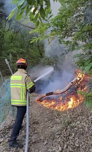 대구 북구 서변동 원담사 진화 작업 (대구=연합뉴스) 30일 대구 북구 서변동 원담사 일대에서 소방대원이 재발화한 함지산 산불을 끄고 있다. 2025.4.30 [대구소방본부 제공. 재판매 및 DB금지]