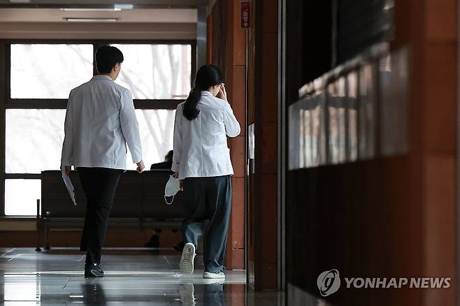 서울 시내 한 대학병원에서 이동하는 의료진 [연합뉴스 자료사진]
