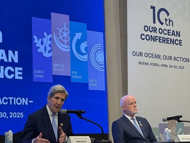 존 케리 전 미국 국무장관(왼쪽)과 피터 톰슨 유엔 해양특사 [촬영 전재훈]