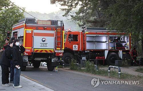 야간 진화작업 준비     (대구-연합뉴스) 김현태 기자 = 대구에서 발생한 대형 산불이 이틀 만에 진화됐다가 일부에서 재발화하며 확산하는 가운데 30일 오후 대구 북구 서변동 일대에서 진화 요원들이 만약의 사태를 대비해 야간 진화작업 준비를 하고 있다. 2025.4.30
    mtkht@yna.co.kr