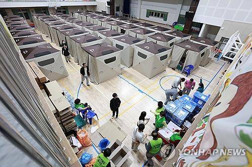 2시간 만에 가득 찬 대피소 (대구=연합뉴스) 김현태 기자 = 대구에서 발생한 대형 산불이 이틀 만에 진화됐다가 일부에서 재발화하며 확산하는 가운데 30일 오후 대구 북구 동변중학교에 마련된 대피소에 텐트가 설치돼 있다. 동변중학교는 약 150명 수용 규모지만 이날 운영을 시작한 오후 5시부터 두 시간 만에 피난 주민으로 가득 찼다. 2025.4.30 mtkht@yna.co.kr