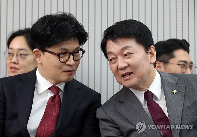 대화하는 한동훈·안철수 후보 (서울=연합뉴스) 지난 29일 서울 여의도 국민의힘 당사에서 열린 제21대 대통령 후보자 국민의힘 3차 경선 진출자 발표 행사에서 결과 발표 전 한동훈·안철수 후보가 대화하고 있다. 2025.4.29 [국회사진기자단] utzza@yna.co.kr