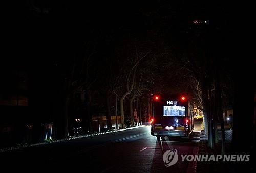28일 정전으로 암흑이 내려앉은 바르셀로나  [AFP 연합뉴스 자료사진. 재판매 및 DB 금지]