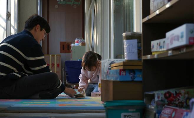 ▲ 지난해 11월 경기도 광주시 곤지암읍 한 사회복지시설에서 사회복지사가 아이들과 카드놀이를 하고 있다./전광현 기자 maggie@incheonilbo.com