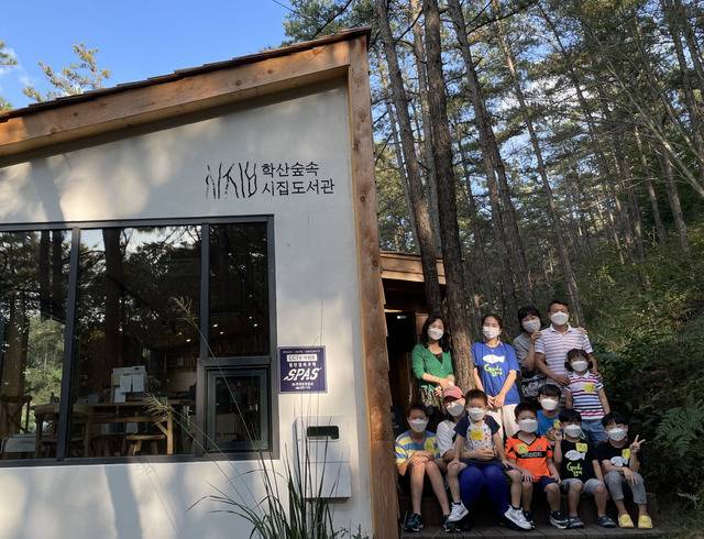 지난 2021년 전주시의 도서관 여행 프로그램 참가자들이 학산숲속시집도서관을 찾은 모습. 전북일보 DB