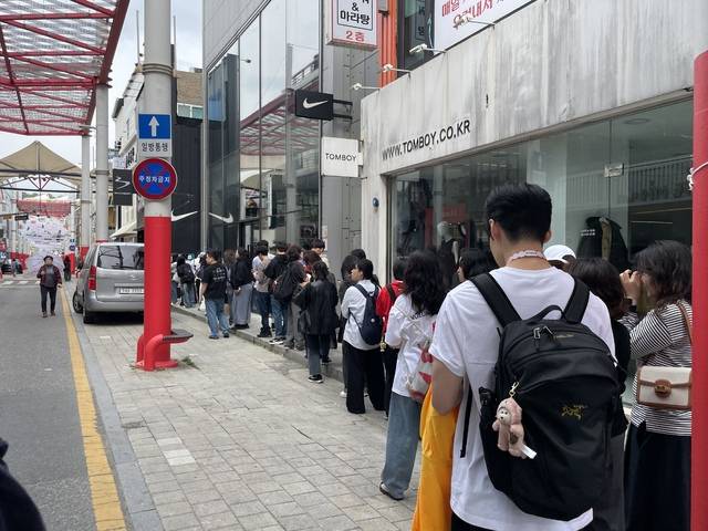 굿즈샵 오픈 전 대기줄 모습.