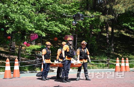 ▲ 30일 울산 남구 선암호수공원에서 'AI기반 드론 인명구조 시연회'가 열린 가운데 드론이 요구조자를 찾고 소방대원들이 구조하는 시연을 하고 있다. 김도현기자 do@ksilbo.co.kr