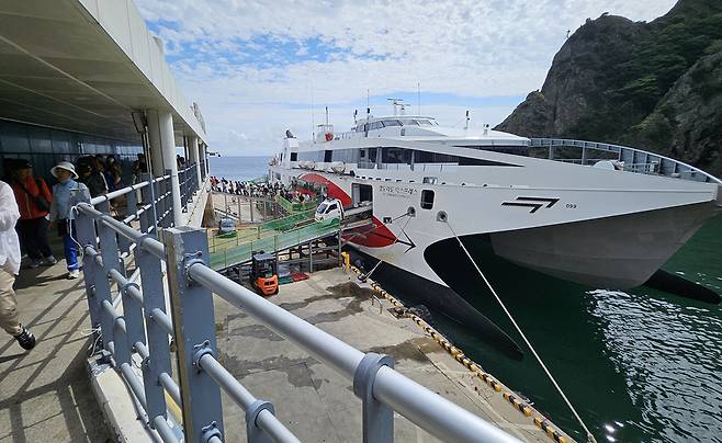 울릉도 도동항에 승객과 화물을 하선하는 엘도라도 익스프레스호./김두한 기자