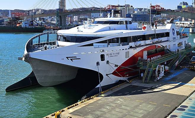 포항에 정박 중 점검 중인 엘도라도 익스프레스호./대저페리