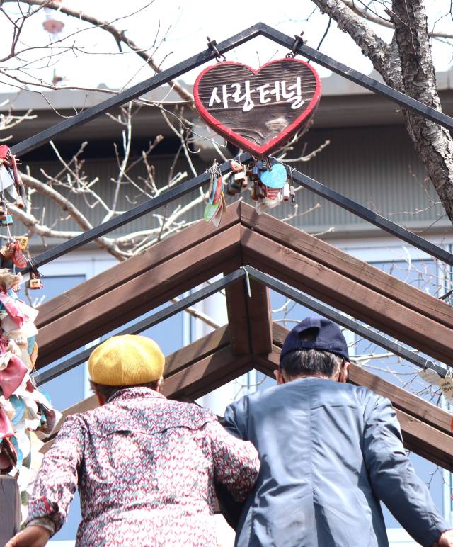 노부부가 대구 팔공산 사랑터널을 지나가고 있다. 남태우 기자