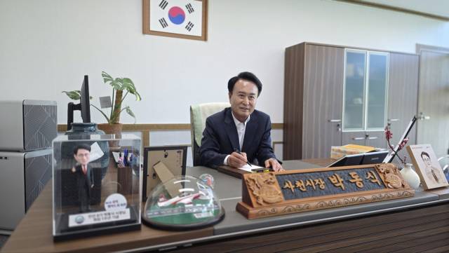 박동식 사천시장이 지난달 30일 <부산일보> 취재진과 만나 우주항공의 날 기념식과 관련해 입장을 밝히고 있다. 김현우 기자 khw82@