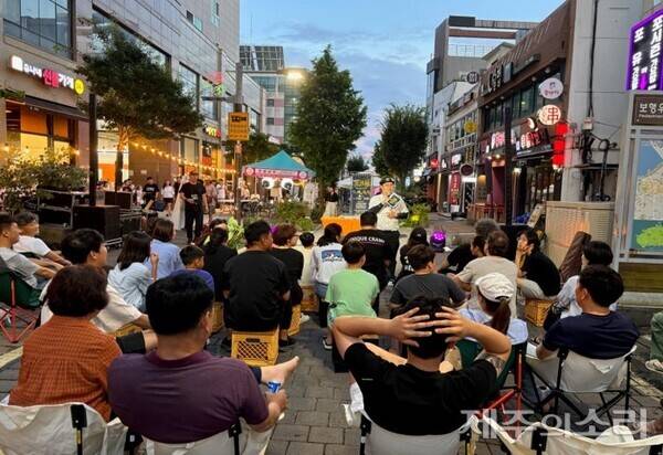 정방동에서 진행하는 주민과 관광객이 함께하는 문화행사 '토요일 토요일은 즐거워' 모습. 사진=서귀포시. ⓒ제주의소리