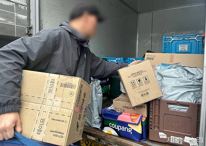 쿠팡 택배 기사로 일하는 한재석(가명·40대)씨가 근로자의 날인 1일 오전 분주하게 택배를 배송하고 있다. ⓒ제주의소리