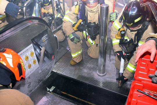 지난 2020년 서울 지하철 3호선 충무로역 에스컬레이터 내부에 화재가 발생해 운행을 멈춘 모습. (사진=뉴시스)