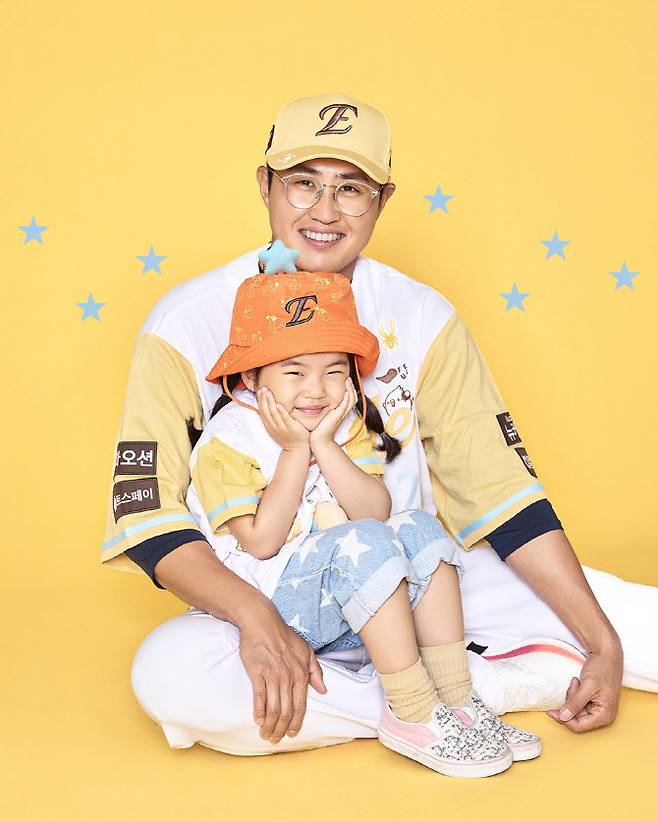 한화이글스 채은성이 딸 채윤 양과 함께 ‘꿈돌이’ 콜라보 유니폼을 입고 촬영을 하고 있다. 사진=한화이글스