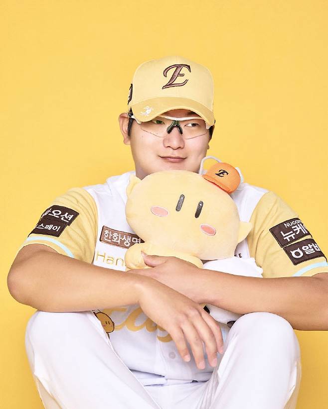 한화이글스 김서현이 꿈돌이 콜라보 유니폼을 입은 채 귀여운 표정을 짓고 있다. 사진=한화이글스