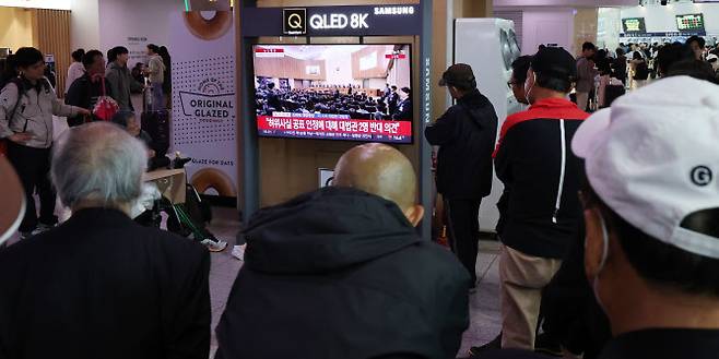 시민들이 1일 오후 서울역 대합실에서 이재명 더불어민주당 대통령 후보의 공직선거법 위반 혐의 대법원 선고 생중계 영상을 시청하고 있다. (사진=뉴스1)