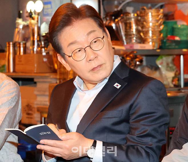 이재명 더불어민주당 대선 후보가 1일 서울 종로구의 한 음식점에서 열린 비전형 노동자 간담회에 참석해 메모를 하고 있다. (사진=노진환 기자)