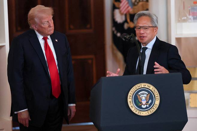 젠슨 황 엔비디아 최고경영자(CEO·오른쪽)는 지난 30일(현지시간) 미국 워싱턴 D.C.에서 열린 ‘미국 투자’ 행사에서 도널드 트럼프 미국 대통령과 함께 연설을 하고 있다.(사진=연합뉴스)