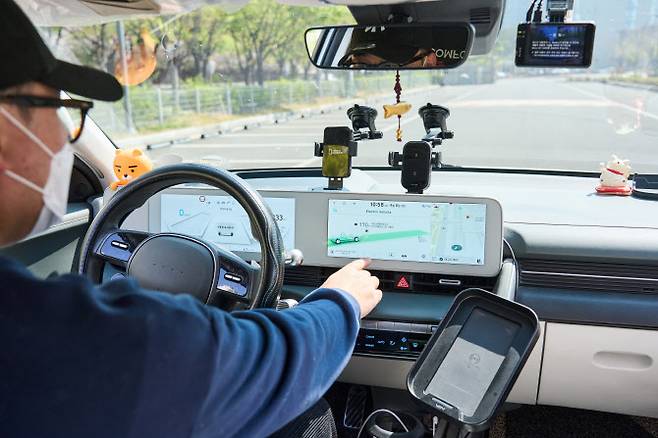 3년만에 누적 주행거리 66만km를 기록한 아이오닉 5와 차주 이영흠씨. (사진=현대차그룹)