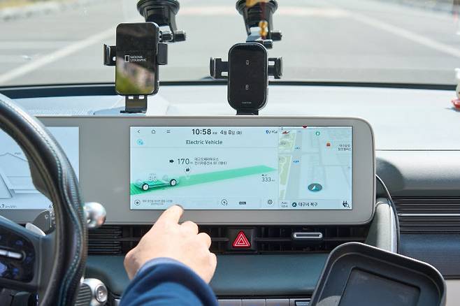 3년만에 누적 주행거리 66만km를 기록한 아이오닉 5와 차주 이영흠씨. (사진=현대차그룹)