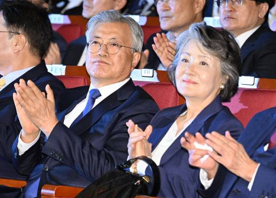 문재인 전 대통령과 김정숙 여사가 지난달 25일 서울 여의도 국회도서관에서 열린 4.27 판문점선언 7주년 기념식에 참석해 있다. (사진= 연합뉴스)