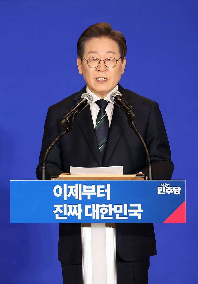 더불어민주당 이재명 대선 후보가 30일 서울 여의도 국회 의원회관에서 열린 더불어민주당 제21대 대통령선거 '진짜 대한민국' 중앙선거대책위원회 출범식에서 연설하고 있다. 2025.4.30 / 연합뉴스