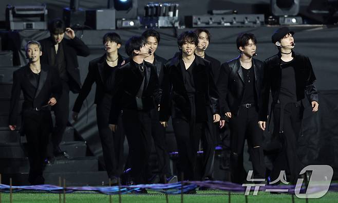 더보이즈가 30일 서울 마포구 상암 월드컵경기장에서 열린 ‘서울스프링페스타 WONDER SHOW’에 출연해 팬들을 조금 더 가까이 보기 위해 이동하고 있다. ⓒ News1 권현진 기자