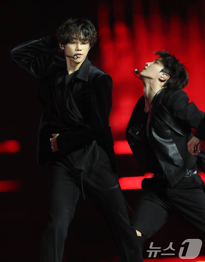 더보이즈 선우와 큐(오른쪽)가 30일 서울 마포구 상암 월드컵경기장에서 열린 ‘서울스프링페스타 WONDER SHOW’에 출연해 멋진 무대로 시선을 사로잡고 있다. ⓒ News1 권현진 기자