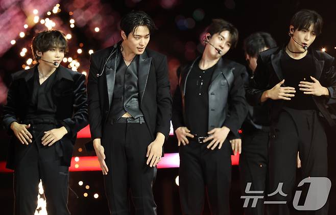 더보이즈가 30일 서울 마포구 상암 월드컵경기장에서 열린 ‘서울스프링페스타 WONDER SHOW’에 출연해 멋진 공연을 선보이고 있다. ⓒ News1 권현진 기자