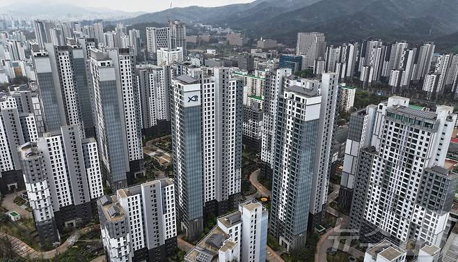 경기 과천 시내 아파트 단지들의 모습. 2025.4.14/뉴스1 ⓒ News1 김도우 기자