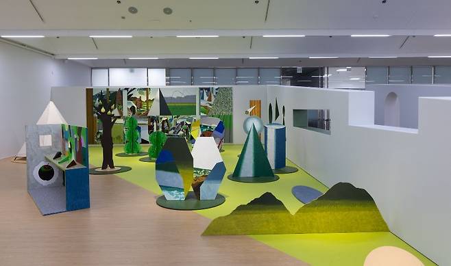 전현선, '우리는 길을 잃기 위해 숲으로 가지', 2025, 우드 판넬, 카페트, 천, 펠트, 가변크기(15), 국립현대미술관 제작지원 (국립현대미술관 제공)