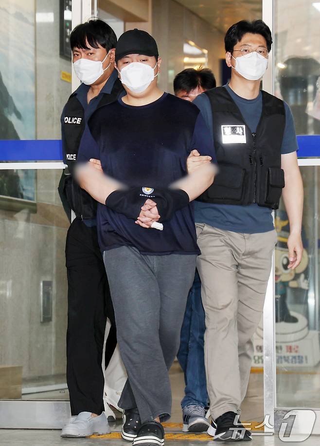 서울 강북구 미아동 마트에서 흉기를 휘둘러 1명을 살해하고 1명을 다치게 한 김성진(32·남)이 1일 오전 서울 강북경찰서에서 검찰로 구속 송치되고 있다. 2025.5.1/뉴스1 ⓒ News1 민경석 기자