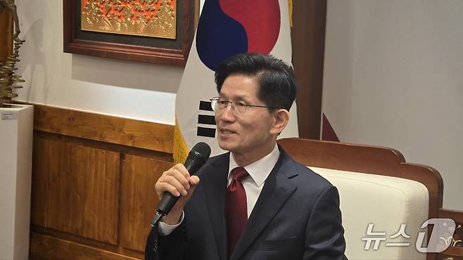 국민의힘 김문수 대선 경선 후보가 1일 오전 세종시청을 방문해 지역 관련 공약을 발표하고 있다.