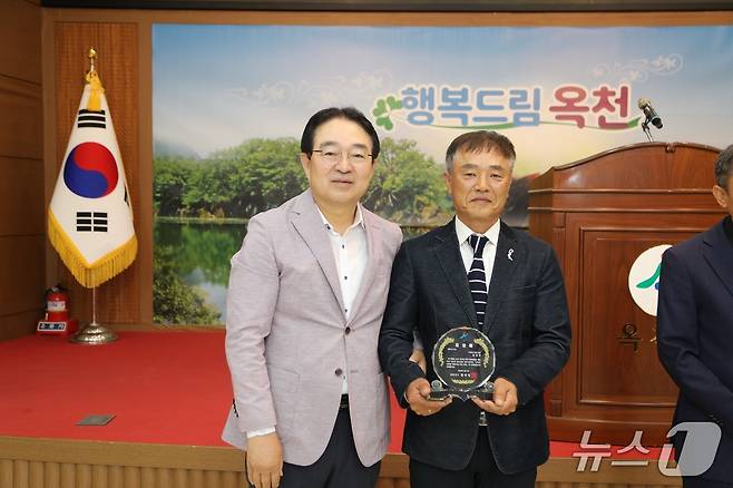 1일 황규철 옥천군수(왼쪽)가 김성준씨에게 '군민이 안전한 행복드림 옥천 건설 기여 ' 유공 표창을 수여하고 있다. (옥천군 제공. 재판매 및 DB금지) /뉴스1
