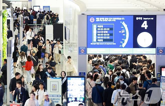 최장 엿새간 이어지는 징검다리 황금연휴가 시작된 1일 인천국제공항 제1여객터미널 출국장이 여행객들로 붐비고 있다. 2025.5.1/뉴스1 ⓒ News1 김진환 기자