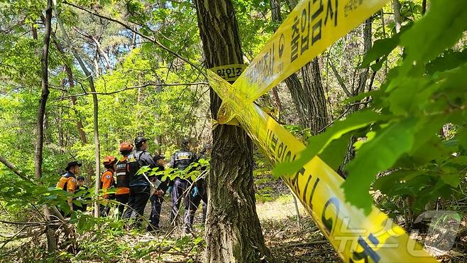 30일 오전 10시 국립산림과학원과 경찰 등 유관기관이 대구 북구 노곡동 함지산 산불 원인을 밝히기 위해 합동감식을 진행하고 있다.2025.4.30/뉴스1 ⓒ News1 이성덕 기자