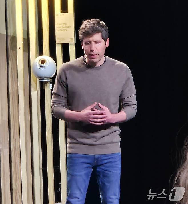 샘 올트먼 월드코인 공동창립자가 1일 미국 샌프란시스코에서 열린 'At Last' 행사에서 발표하고 있다.2025.5.1/뉴스1