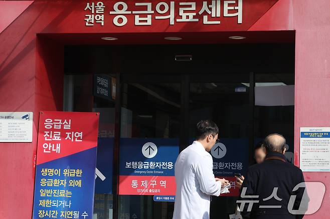 서울의 한 대학병원 응급실에서 의료진이 환자 가족과 대화하고 있다.  2025.2.5/뉴스1 ⓒ News1 신웅수 기자