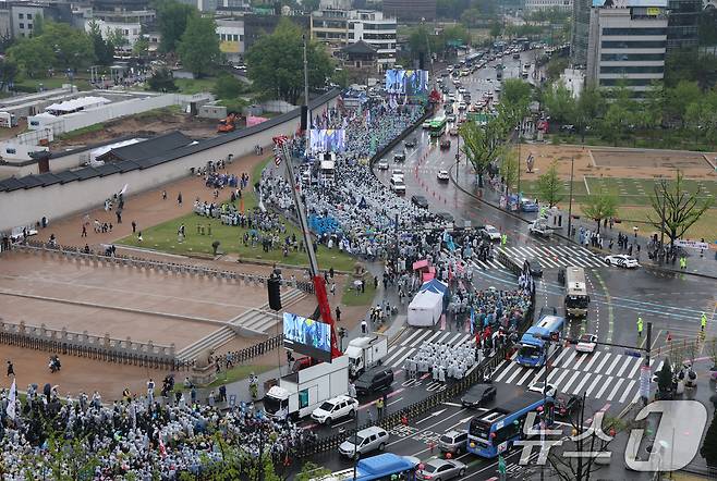 한국노동조합총연맹 관계자들이 1일 서울 종로구 경복궁 동십자각 인근에서 5.1 노동절 전국노동자대회를 갖고 주 4일제 도입, 사회보장제도 강화 등을 촉구하고 있다. 2025.5.1/뉴스1 ⓒ News1 임세영 기자