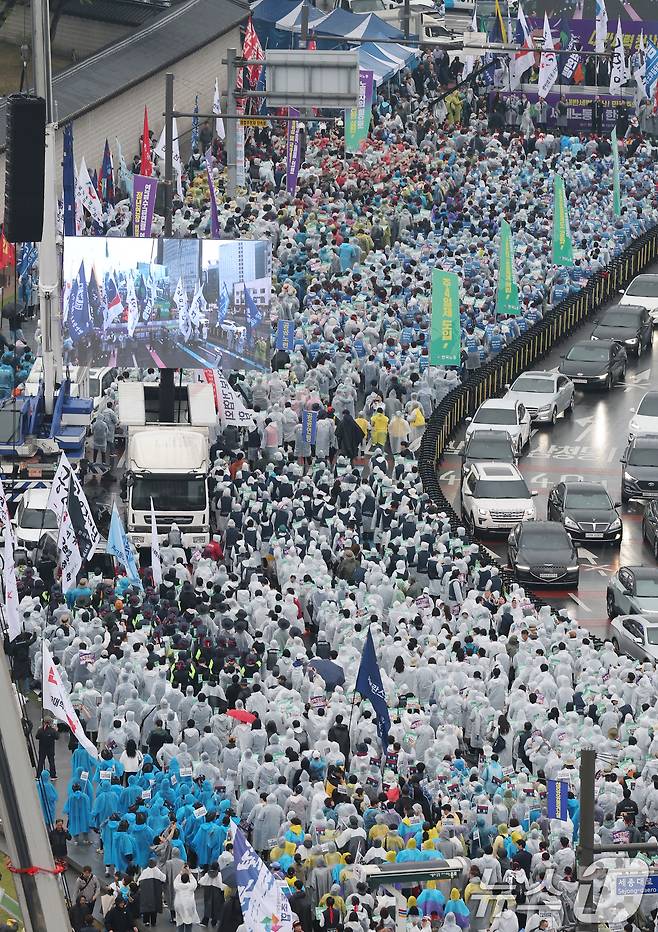 한국노동조합총연맹 관계자들이 1일 서울 종로구 경복궁 동십자각 인근에서 5.1 노동절 전국노동자대회를 갖고 주 4일제 도입, 사회보장제도 강화 등을 촉구하고 있다. 2025.5.1/뉴스1 ⓒ News1 임세영 기자