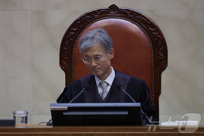 조희대 대법원장이 1일 오후 더불어민주당 이재명 대선 후보의 공직선거법 사건 전원합의체 선고를 위해 서울 서초구 대법원 대법정에 입장해 자리에 앉아 있다. 2025.5.1/뉴스1 ⓒ News1 사진공동취재단